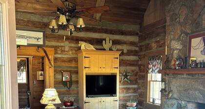 Rustic Farm Retreat: 2BR Cabin Amidst Rolling Fields & Fresh Country Air.