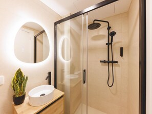 Shower, hair dryer - Calderers La Daina - Holiday Apartment Rental Girona | Bravissimo (Girona)
