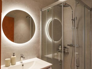 Shower, hair dryer - Santa Clara Penthouse 1 - Apartment Girona | Bravissimo (Girona)