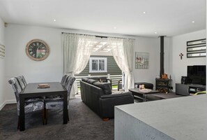 TV - Pohutukawa Cottage | Close to Town, Waihi Beach (Waihi Beach)
