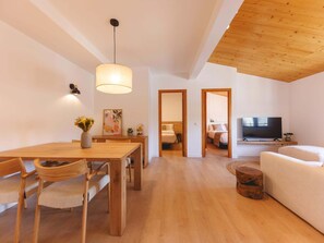 Dining - Santa Clara Penthouse 2 - Holiday Apartment Girona | Bravissimo (Girona)