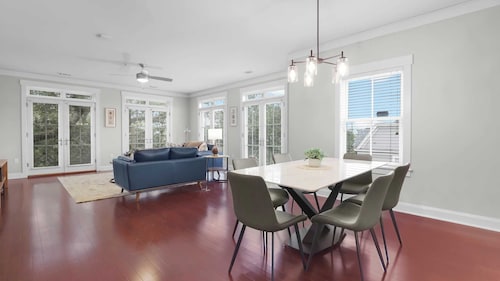 Sleeps 28 4 Suites in Walkable Historic District The Juliette by Avantstay