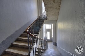Eine Treppe mit Metallgeländer, die zu einer Tür führt.
