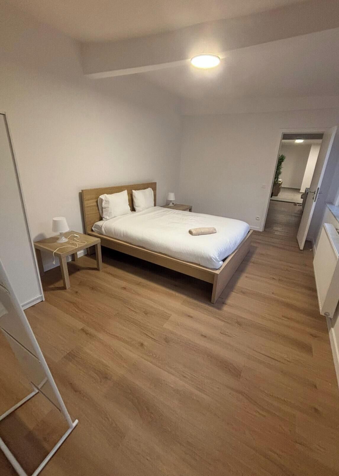 Een strijkplank/strijkijzer, internet, beddengoed