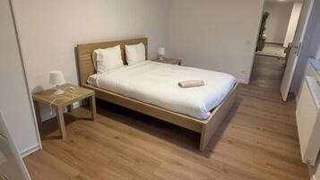 Een strijkplank/strijkijzer, internet, beddengoed