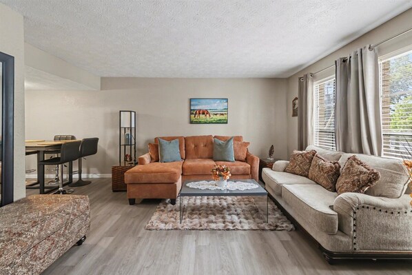 Smart TV - Stylish Condo Minutes from FSU and Downtown (Tallahassee)