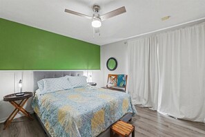 1 bedroom, free WiFi, bed sheets - Stylish Condo Minutes from FSU and Downtown (Tallahassee)