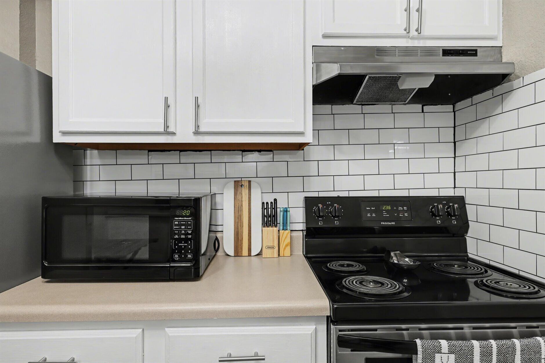 Refrigerador, microondas, horno y parrilla de estufa 