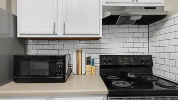 Een koelkast, een magnetron, een oven, een kookplaat