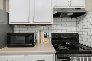 Een koelkast, een magnetron, een oven, een kookplaat