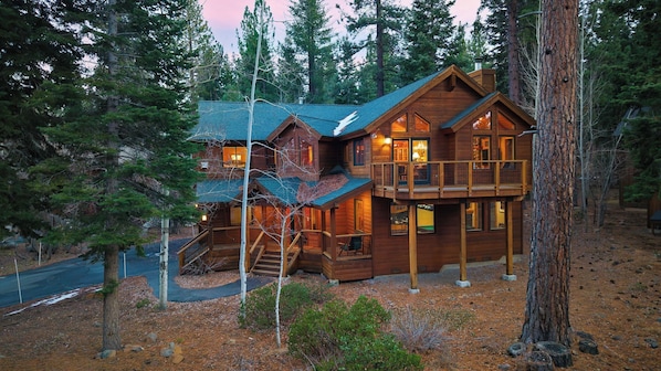 Interior - Truckee Mountain Cabin With Hot Tub + Game Room + Forest Views Gray Wolf Lodge by Avantstay (Truckee)