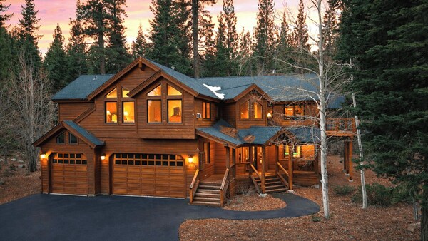 Truckee Mountain Cabin With Hot Tub + Game Room + Forest Views Gray Wolf Lodge By Avantstay - Lago Tahoe