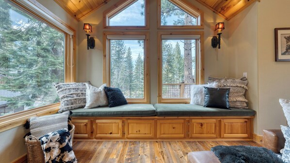 House (4 Bedrooms) | Interior - Truckee Mountain Cabin With Hot Tub + Game Room + Forest Views Gray Wolf Lodge by Avantstay (Truckee)