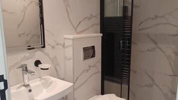 Secadora de cabello, toallas, jabón, shampoo