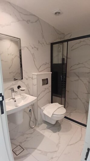 Hair dryer, towels, soap, shampoo - Antonio hotel Amman (Amman)