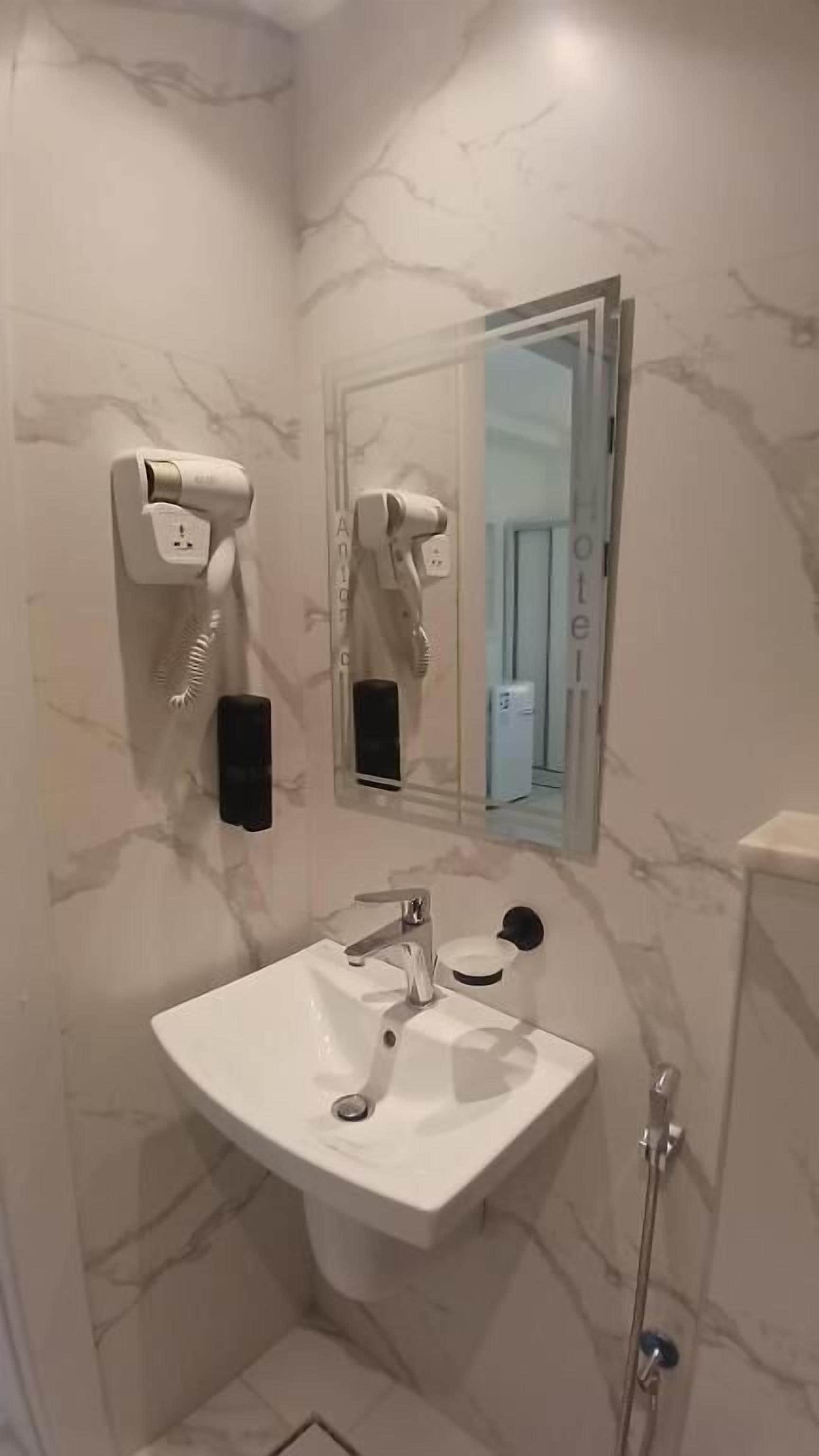 Deluxe Double Room | Bathroom | Hair dryer, towels, soap, shampoo