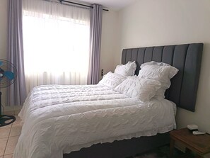 Iron/ironing board, Internet, bed sheets - Beautiful apartment with AC in vibrant Durban in secured complex with pool. (Durban)