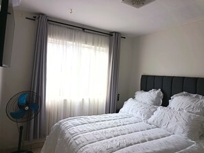 Iron/ironing board, Internet, bed sheets - Beautiful apartment with AC in vibrant Durban in secured complex with pool. (Durban)
