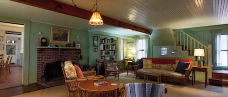 Smart-TV, Kamin, Bücher