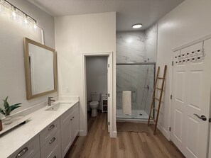 Hair dryer, towels, toilet paper - Luxury near Disney II Townhome 4 Bed/ 3 baths (Kissimmee)