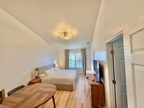 Iron/ironing board, WiFi, bed sheets - Luxury near Disney II Townhome 4 Bed/ 3 baths (Kissimmee)