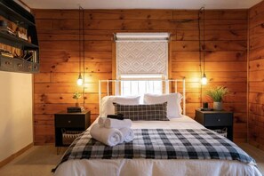 3 bedrooms, iron/ironing board, travel cot, free WiFi - Smart Log Cabin: Tesla Backup, Starlink, Game Room, Hot Tub - Mt Snow & Stratton (Wardsboro)
