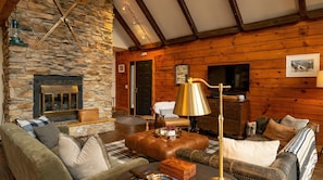 Smart TV, fireplace, table football, ping pong - Smart Log Cabin: Tesla Backup, Starlink, Game Room, Hot Tub - Mt Snow & Stratton (Wardsboro)