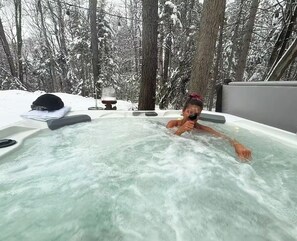 Outdoor spa tub - Smart Log Cabin: Tesla Backup, Starlink, Game Room, Hot Tub - Mt Snow & Stratton (Wardsboro)