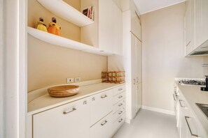 Fridge, oven, stovetop, coffee/tea maker - w*| 2BR Retreat in the Heart of Porta Venezia (Milano)