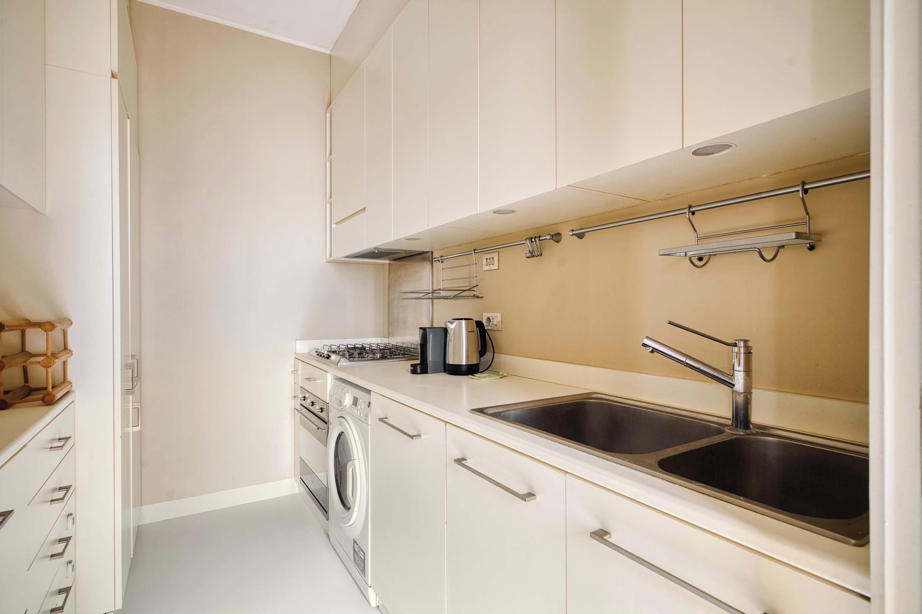 Fridge, oven, stovetop, coffee/tea maker