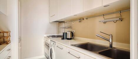 Fridge, oven, stovetop, coffee/tea maker