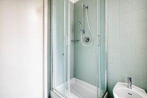 Shower, hair dryer, towels, shampoo - w*| 2BR Retreat in the Heart of Porta Venezia (Milano)