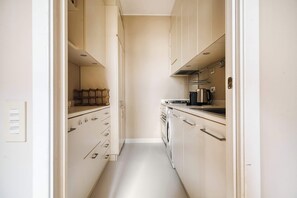 Fridge, oven, stovetop, coffee/tea maker - w*| 2BR Retreat in the Heart of Porta Venezia (Milano)