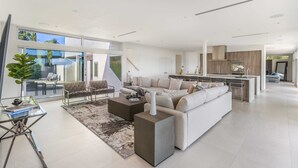 TV, fireplace - Beverly Hills Private Modern Escape (Beverly Hills)