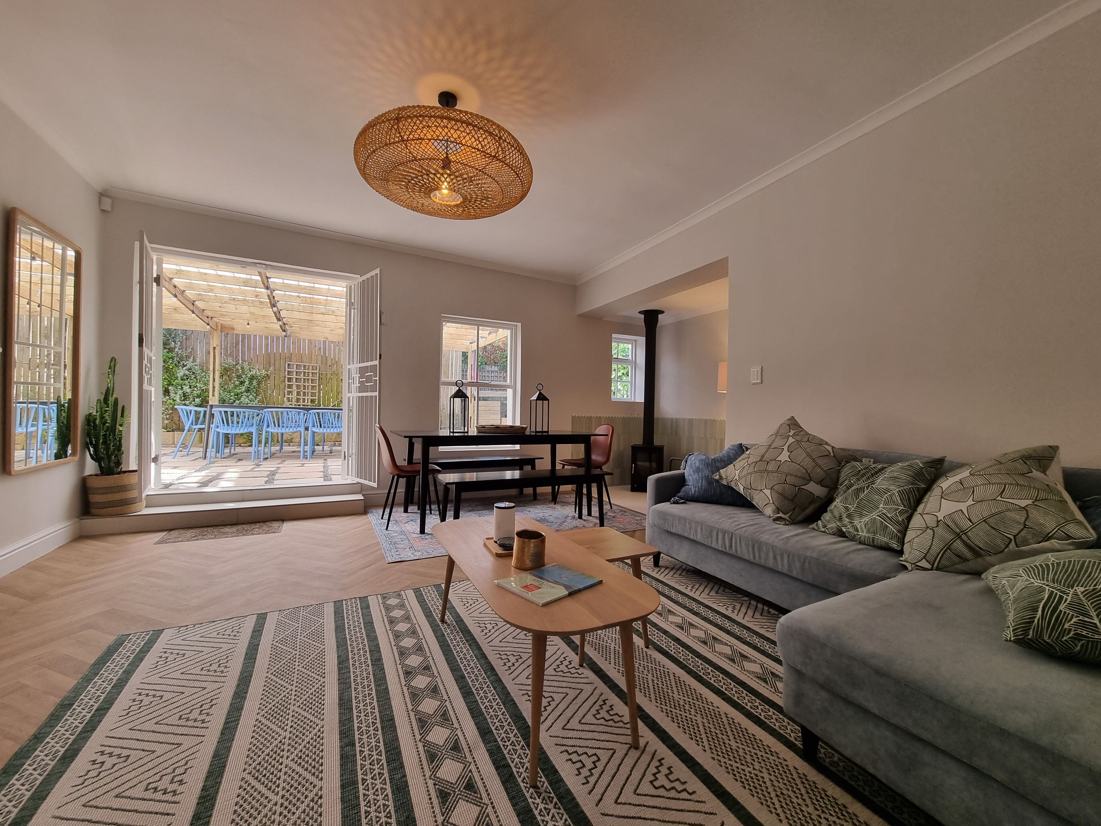 Televisión y chimenea 