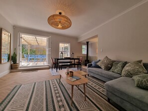 TV, fireplace - Rose cottage w/ inverter + hot tub + AC (Cape Town)