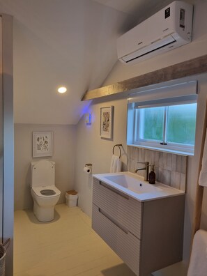 Shower, hair dryer, towels, soap - Rose cottage w/ inverter + hot tub + AC (Cape Town)