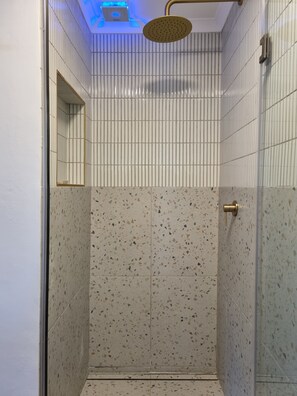 Shower, hair dryer, towels, soap - Rose cottage w/ inverter + hot tub + AC (Cape Town)