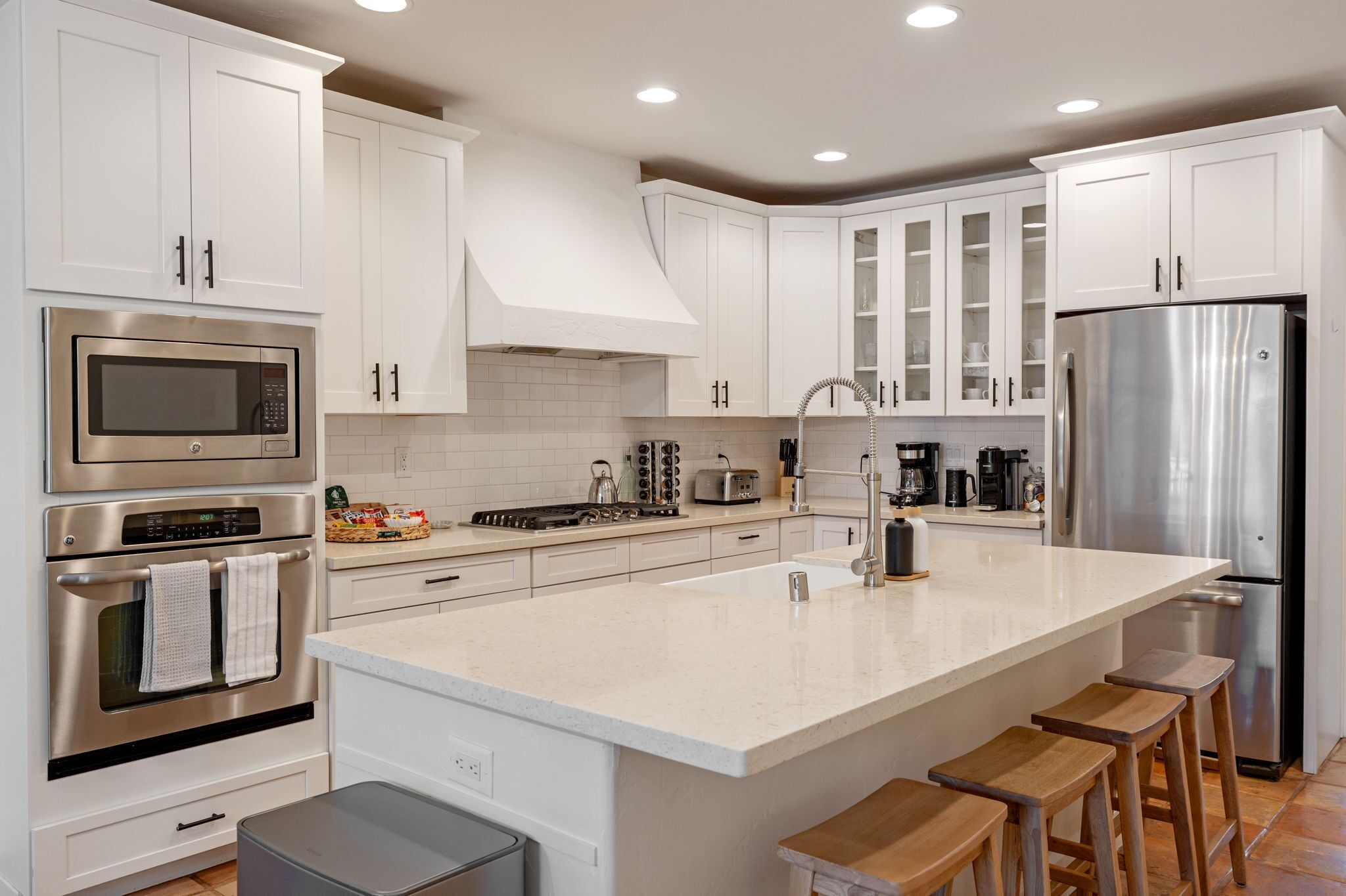 Four à micro-ondes, un four, surface de cuisson, lave-vaisselle