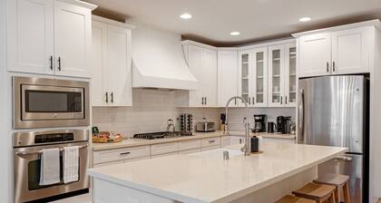 Walk to Downtown Lincoln, Shuffleboard, Fire Pit, Chef’s Kitchen