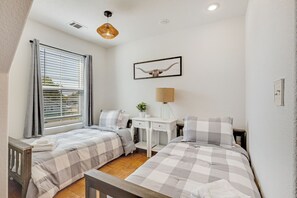 5 bedrooms, iron/ironing board, WiFi, bed sheets - Walk to Downtown Lincoln, Shuffleboard, Fire Pit, Chef’s Kitchen (Lincoln)