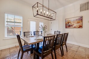 Dining - Walk to Downtown Lincoln, Shuffleboard, Fire Pit, Chef’s Kitchen (Lincoln)