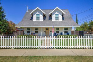 Exterior - Walk to Downtown Lincoln, Shuffleboard, Fire Pit, Chef’s Kitchen (Lincoln)