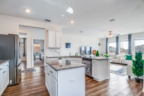 Forney Retreat - Home w/ Community Pool Near DFW