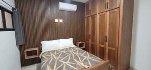 Tabla de planchar con plancha, wifi y ropa de cama 