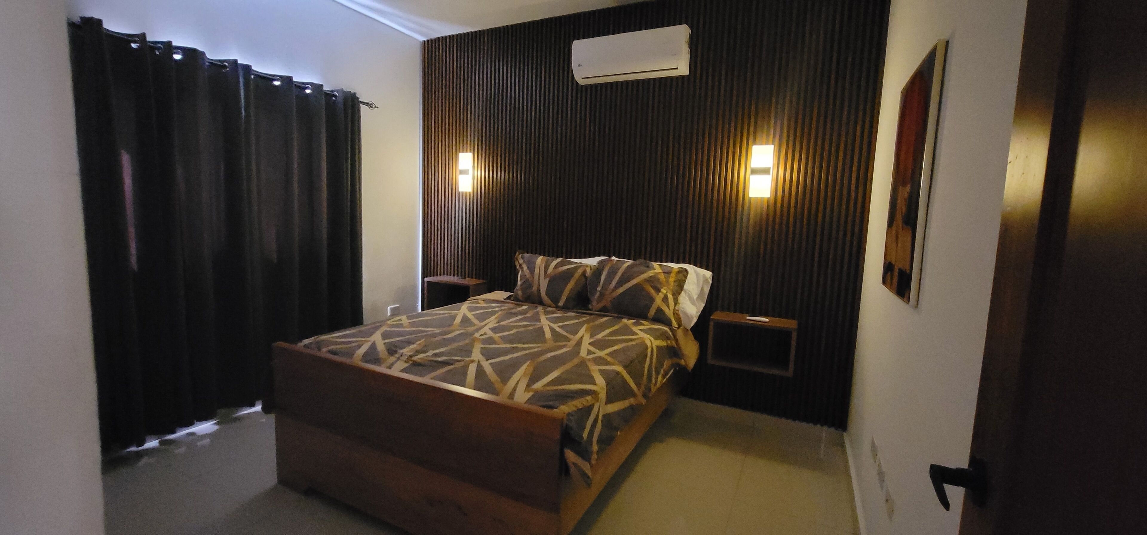 Tabla de planchar con plancha, wifi y ropa de cama 