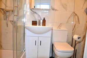 Shower, hair dryer - Sleek Apartment in Cosy Coventry (Coventry)