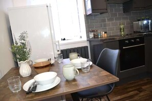 Fridge, microwave, oven, stovetop - Sleek Apartment in Cosy Coventry (Coventry)
