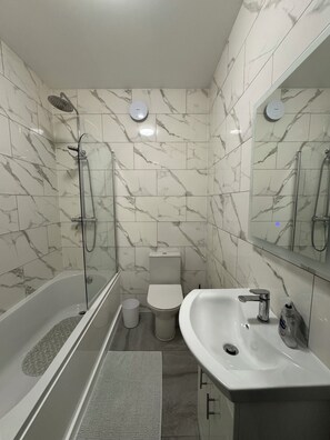 Secadora de cabello, toallas, jabón, papel de baño 