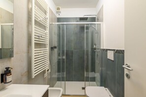 Dusche, Bidet, Handtücher
